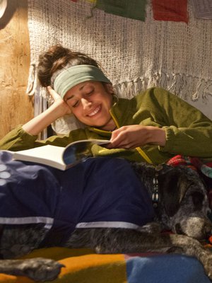 Voisiko kirjojen pariin löytää uudelleen, kun asettaisi päivittäisen lukutavoitteen? Anna päätti kokeilla. Kuvituskuva.