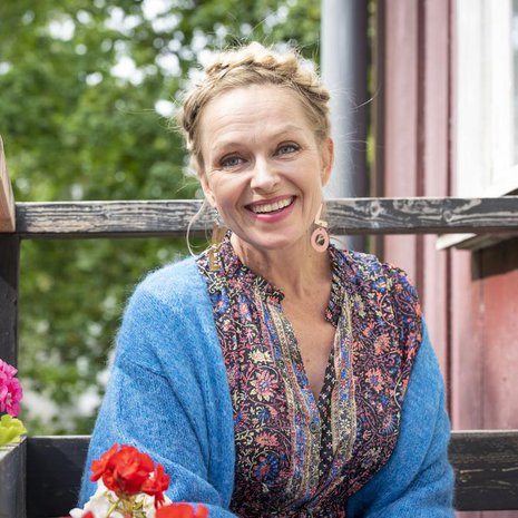 ”Viime aikoina minulla on ollut kova värien nälkä. Se kuvastaa minussa uutta vaihetta, joka on nousemassa alitajunnasta esiin vielä vähän hahmottomana. Sen tiedän, että olen onnellisessa vaiheessa itseni kanssa juuri nyt”, näyttelijä Anu Sinisalo sanoo.  