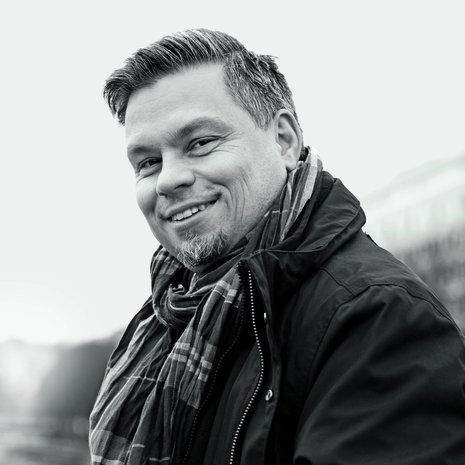 Kirjailija ja opettaja Tommi Kinnunen, 44, asuu Turussa perheensä kanssa. Hän opettaa suomen kieltä ja kirjallisuutta Luostarivuoren koulussa. Kinnusen molemmat romaanit Neljäntienristeys (2014) ja Lopotti (2016) nousivat Finlandia-ehdokkaiksi.