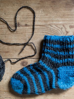 Yhteen villasukkaan mahtuu aika monta silmukkaa lähimmäisenrakkautta.