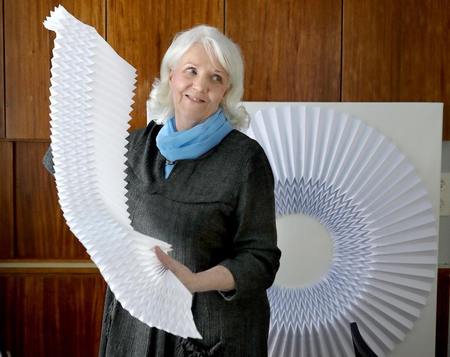 Ylivieskalainen Sirkka Huttunen on itse oppinut origamitaitaja. Suuresta paperiviuhkasta syntyy Sirkan käsissä ympyränmuotoinen origami.