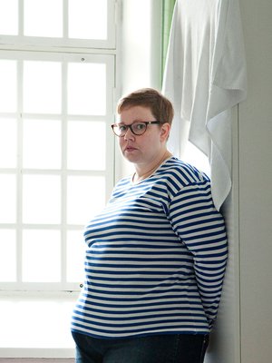 Annemari Lindros Kupittaan mielisairaalan potilashuoneessa. Annemari vetää nykyään kokemustensa pohjalta  elämänhallintaryhmää Turun mielenterveysyhdistyksessä.