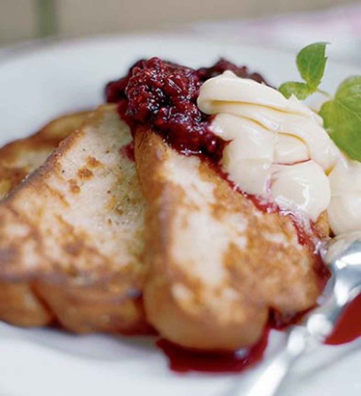 Köyhät ritarit on perinneherkku, joka kannattaa pitää mielessä, kun leipälaatikossa vilahtaa kuivahtanut pulla.