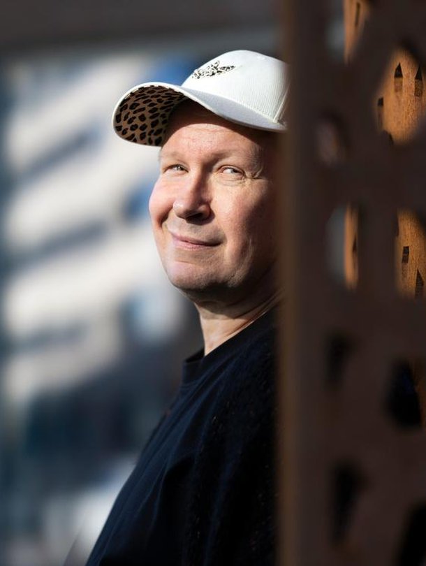 Niko Saarelalla uusin teatteriesitys meni muun ohi, oli kaikkein tärkein. ”Taiteesta ei voi tinkiä, mutta henkilökohtaisesta elämästä voi. Perhettä kohtaan se on tietenkin väärin.”