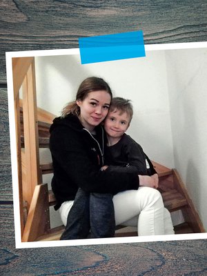 Yksikään Eemilin kavereista ei ihmetellyt ennestään vierasta juhlijaa. Tärkeämpää oli leikkiä ja syödä kakkua yhdessä.