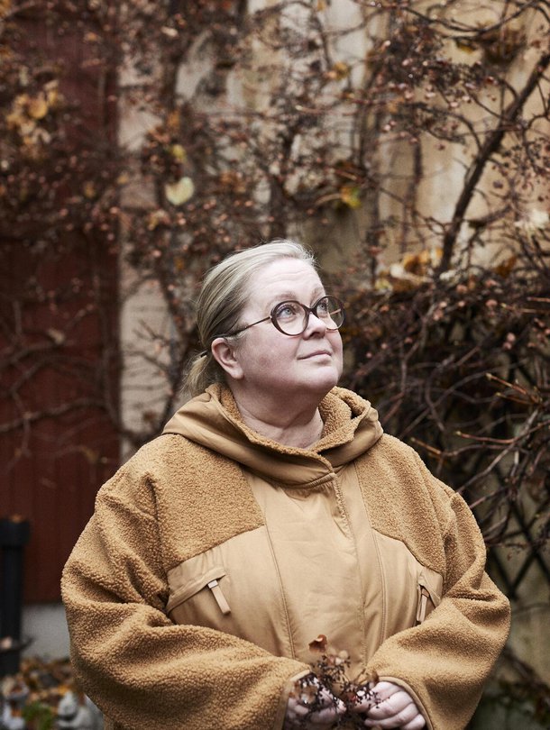 Sari Mäki hoiti muistisairaan äitinsä asioita tämän kolme viimeistä vuotta. ”Ne muistisairaat, joilla ei ole tarmokasta läheistä katsomassa, että hoito etenee, saattavat jäädä jalkoihin”, hän miettii.