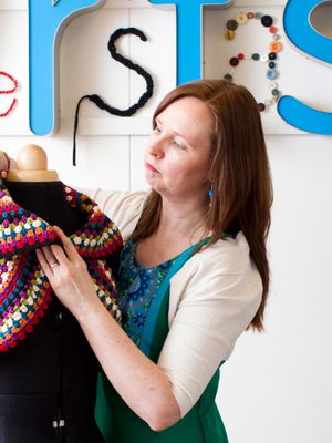 Luokanopettaja Kati Laurila rakastaa k&auml;sity&ouml;verstastaan, jossa h&auml;n voi uppoutua tekemiseen.