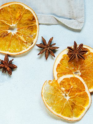 Kuivatut appelsiinirenkaat ovat juhlakattauksen viimeinen silaus.