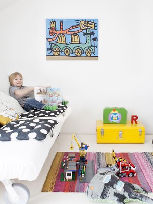 Riemun iloisenvärinen huone ilahduttaa kavereitakin. Seinällä on taiteilija Pertti Ohtosen työ.