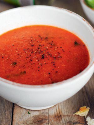 Tomaattikeiton voi nauttia kylmänä tai kuumana. Keitto vain paranee, jos se saa tekeytyä ennen tarjoilua.