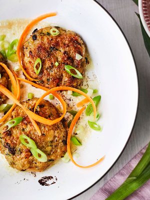 Voit tehdä juustoisten kvinoa-kasvispihvien taikinan jääkaappiin edellisenä iltana, niin saat ruuan valmiiksi nopeasti.