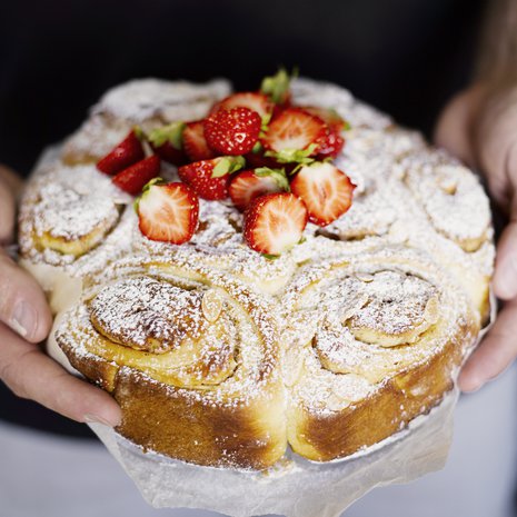 Koristele bostonkakku juhliin tomusokerilla ja marjoilla.