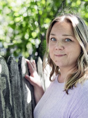 Nyt, kaksivuotiaan tyttären äitinä näyttelijä Pihla Penttinen ajattelee, että kunpa hän olisi sallinut itselleen lapsettomuuteen liittyvät alhaisetkin tunteet ilman syyllisyyttä. Surua tai sen näyttämistä ei olisi tarvinnut pelätä.