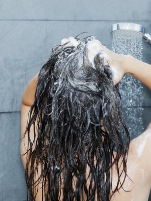 Säilöntäaineeton sampoo ei rasita päänahkaa samoin kuin tavallinen, mutta sitä on vaikeaa löytää, sanoo hiustutkija Annikki Hagros-Koski. 