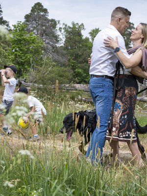 Johanna ja Jan-Henry Stenberg haluavat olla toistensa iholla. ”Toisen koskeminen on parisuhteen liimaa, ja suuteleminen on superliimaa”, Johanna sanoo.