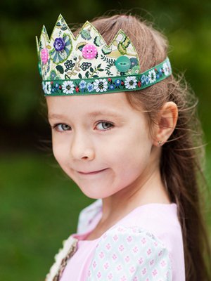 Koristelkaa kruunut napein ja nauhoin, glitterillä ja kimalteella, makunne mukaan. 