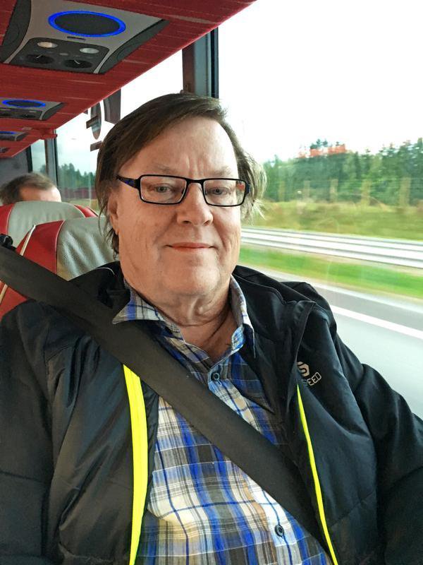 "Onnellisin hetki odottaa illalla, kun palaan golfkierroksen jälkeen mökille Uuteenkaupunkiin ja alan lämmittää saunaa. On aikaa katsella, syttyvätkö tuohenkäppyrät varmasti ja nauttia palavan koivupuun tuoksusta. Vaimo on tehnyt klapit." Kari Äikäs, 67, kitarataiteilija, eläkkeellä, Espoo