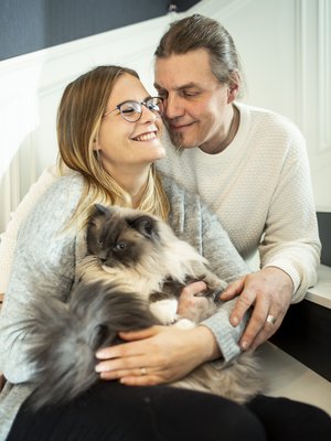 Sini Kaapro-Lindenberg ja Peter ”Pete” Lindenberg ovat olleet yhdessä vajaat kuusi vuotta, naimisissa vuoden. He asuvat puutalossa Äänekoskella, ja heillä on kissat Matti ja Teppo. Sini on sosiaalialalla, Pete on huoltoasentaja. He harrastavat yhdessä retkeilyä.