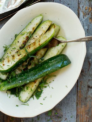 Napakat avomaankurkut paahtuvat grillissä rapsakoiksi.