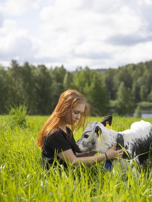 Amanda Oksanen, 17, on lähtöisin Jyväskylästä, mutta opiskelee ja asuu nyt Saarijärvellä. Hänet houkutteli maaseutuyrittäjäksi rakkaus eläimiin ja traktoritöihin.