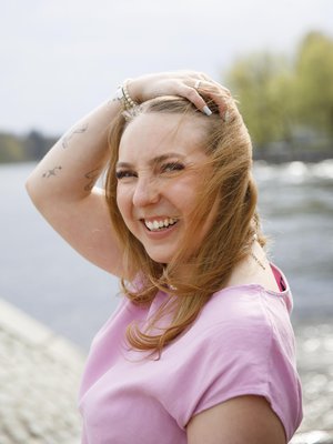 Itseironia ja musta huumori ovat auttaneet Oonaa vaikeissa paikoissa. "Tuli vitsailtua, miten moni parikymppinen saa aivoinfarktin hyppiessään narua! Ei kovin moni."