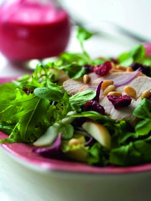 Kirpeä karpalovinegrette maustaa mehevän salaatin.