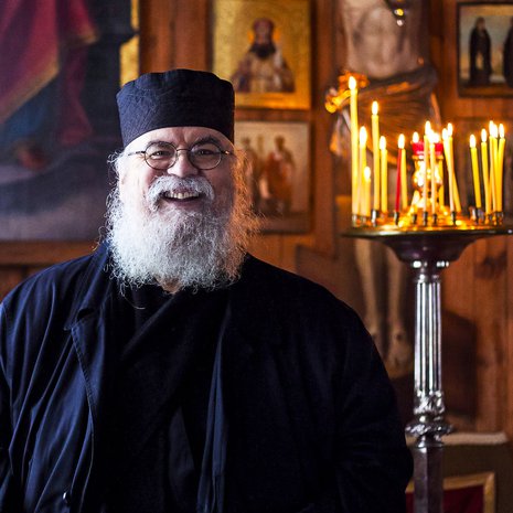 Isä Simeon, 59, on munkki Valamon luostarissa Heinävedellä ja kahden lapsen isä. Hän rakastaa elokuvia ja kirjallisuutta, mutta saa suurinta iloa jumalanpalveluksista.