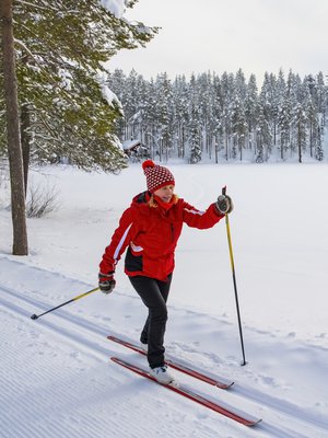 Aurinkosuoja on talviliikkujan paras ystävä. Auringon uv-säteily heijastuu lumesta ja pistää ihon koville.