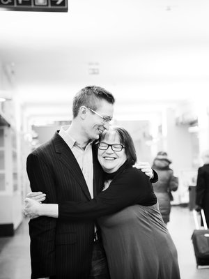 Tampereen rautatieasema on Orakselle ja Riitalle tuttu paikka. Yhteiset junamatkat ovat heille yhä yhtä juhlaa.