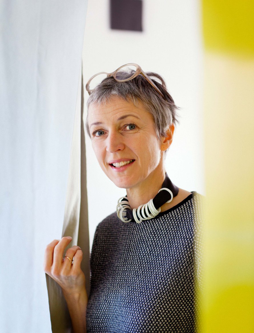 "Kaulassani on itse suunnittelemani kierrätyskoru. Neule on Knit-Worksin, ja silmälasit olen ostanut Salme-optiikasta", sisustusarkkitehti ja muotoilija Riikka Steinberg kertoo.
