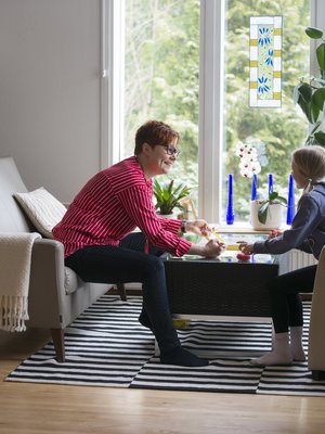 "Valmentaja huomaa asiat, jotka perheissä toimivat. Niitä vahvistetaan. Sitten hän auttaa perheitä tekemään pieniä korjausliikkeitä asioista, jotka eivät toimi", Tarja Seppälä kertoo.