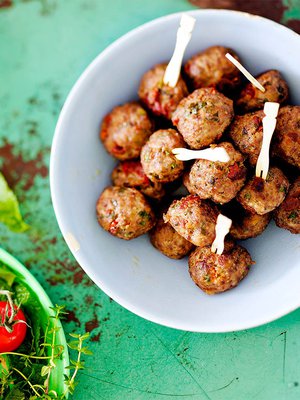 Lihapullia on helppo napostella, kun ne tarjoilee cocktailtikuissa.