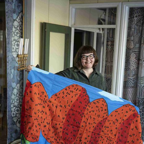 Katjan kokoelman pohja ovat nuorena löydetyt kankaat. Nyt hänellä on noin sata Marimekon erilaista kuosia. 