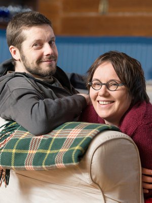 Kirjailijat Milla, 40, ja Aki, 41, Ollikainen asuvat Eeva Joenpellon kirjailijatalossa Sammatissa 7- ja 10-vuotiaiden lastensa kanssa. Akin esikoisromaani Nälkävuosi sai Helsingin Sanomien esikoiskirjapalkinnon vuonna 2012. Milla voitti Liken ja Suomen dekkariseuran Rikos kannattaa -kilpailun vuonna 2012. 