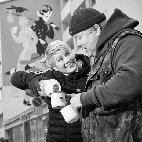 Kun ruoka-apua jaetaan ulkona, on hyvä olla lämmikettä mukana. Sini tarjoaa Heikille termarikahvit Helsingin Kalliossa.