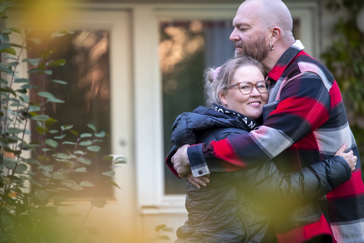 Nils ja Elina nauravat toistensa hölmöille jutuille ja tykkäävät arjesta, jossa ei tehdä mitään erityistä. ”Joka päivä kerron sinulle, miten tärkeä minulle olet”, Elina sanoo.