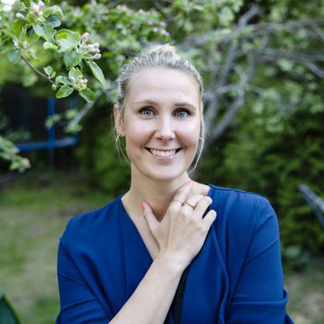 "Itken ja liikutun helposti", Linda Wiklund sanoo. Lapsena Lindaa ivattiin itkuherkkyydestä, mutta näyttelijälle se on pelkästään etu.