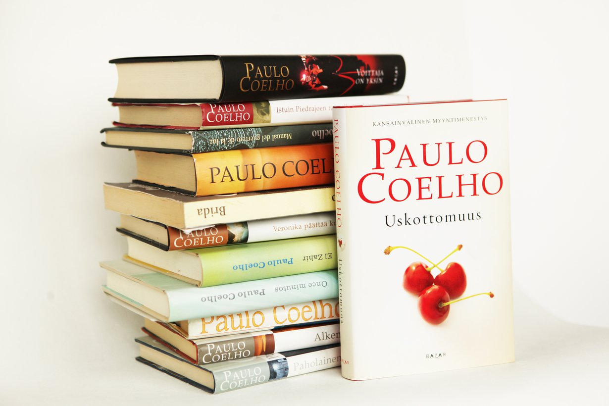 Brasilialaisen Paulo Coelhon kirjoja on myyty Suomessakin yli 750 000 kappaletta.