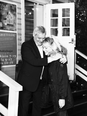 Isä Antti ja tytär Ilona ovat molemmat suojelunhaluisia vanhempia.