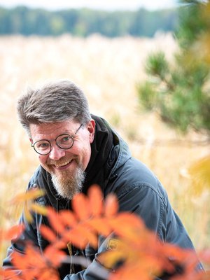 Valokuvausalan yrittäjänä uransa tehnyt Seppo Pöllänen on itsekin intohimoinen luontokuvaaja. Kuvausreissuille hän ajaa usein itärajalle, mutta kuvattavaa riittää myös Sepon kolmessa asuinpaikassa Espoossa, Littoisissa ja Utössä. 