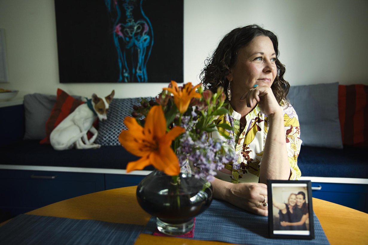 Krista Launosta (kuvassa) ja Susanna Lehmuskoskea yhdisti yli 20 vuotta nauru, matkustelu, ilta- unisuus, jooga, kirjoittaminen, eläinrakkaus, ystävyys. ”Suski hyväksyi minut aina: sä oot nyt sitten tuommoinen”,  Krista sanoo.