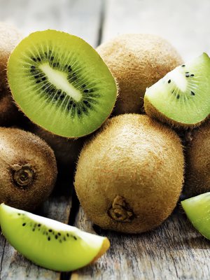 Kiivin kuori ei vaikuta houkuttelevalta, mutta pienellä käsittelyllä siitäkin tulee aivan syötävää.