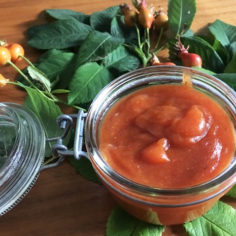 Ruusupuskassa lymyää unohdettua superruokaa! Hillo hivelee silmiä ja maku on upea. Kaupan päälle saa ison tujauksen C-vitamiinia.