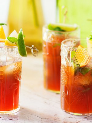 Malja meille! Teedrinkissä maistuvat minttu, sitruuna ja limetti.