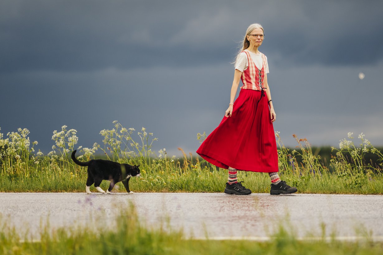 ”En halua esittää mitään. Näin on hyvä”, Henna Saunala sanoo. Taustalla hiipii jääkiekkoilijan mukaan nimetty kissa Sanni Hakala.