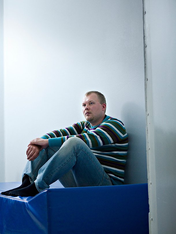 Jarmo Pulli kuvattiin Kupittaan mielisairaalan eristyshuoneessa Turussa. Nyt Pulli toimii Turun mielenterveysyhdistyksen Itun puheenjohtajana. 