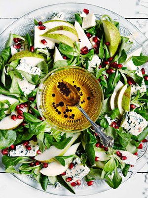 Hedelmistä ja homejuustoista saat näyttävän tarjottavan.