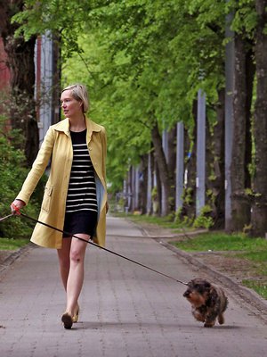 Riikka koirineen Helsingin Käpylässä. ”Koko elämäni minulla on ollut koira. Jos joskus ei ole, tarvitsisin kummikoiran."