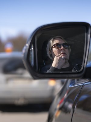 Lapissa ajomatkat ovat pitkiä. ”Minulla on taksikuskien ammattitauti eli selkäkipuja”, Päivi Ahonen kertoo.