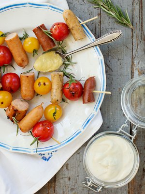 Jokainen pistelee vartaisiin suosikkinsa.